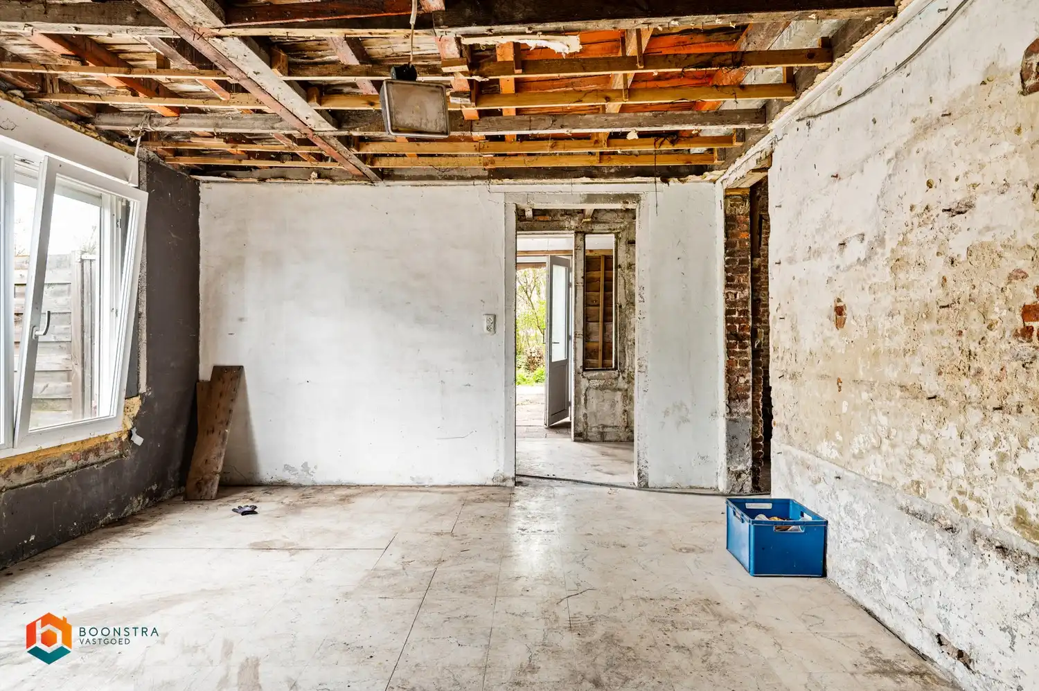 Zonevreemde casco woning met veel potentieel te Putte foto 14