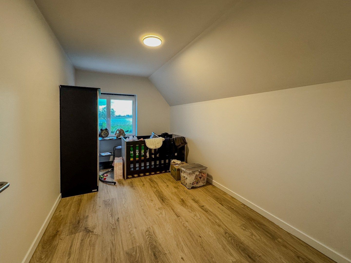 Volledig gerenoveerde woning met 3 slaapkamers, carport en tuin. foto 8