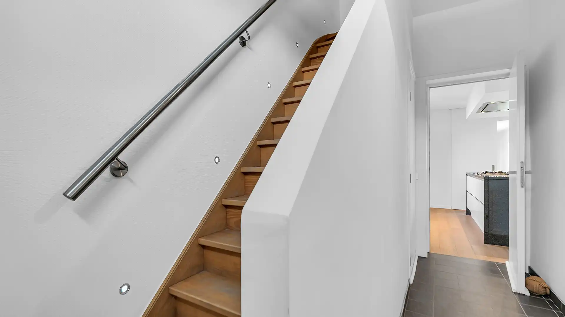 Instapklare en gerenoveerde woning met 3 slpkrs te As foto 15
