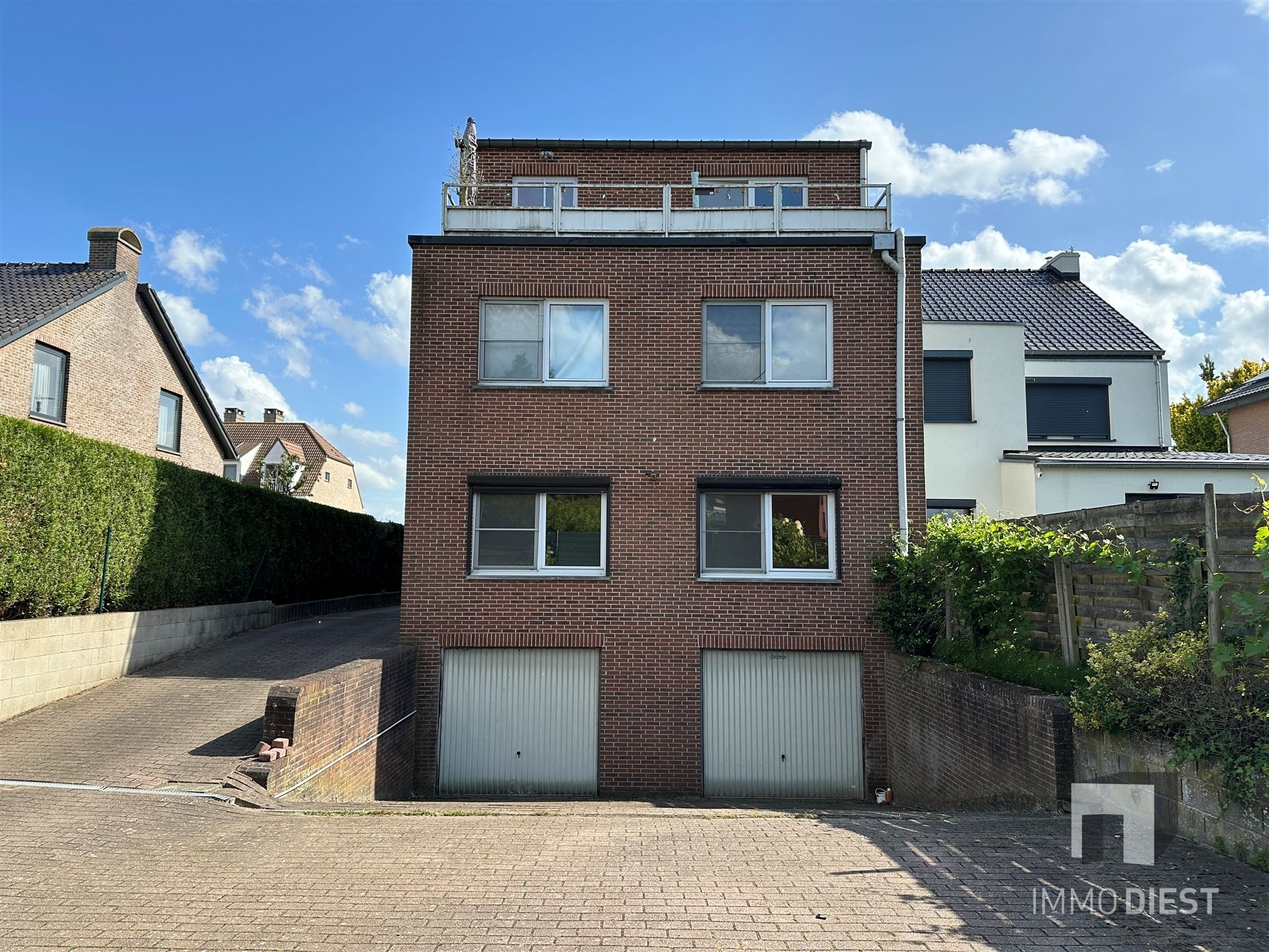 Building met 3 woonentiteiten en 3 garages foto 44
