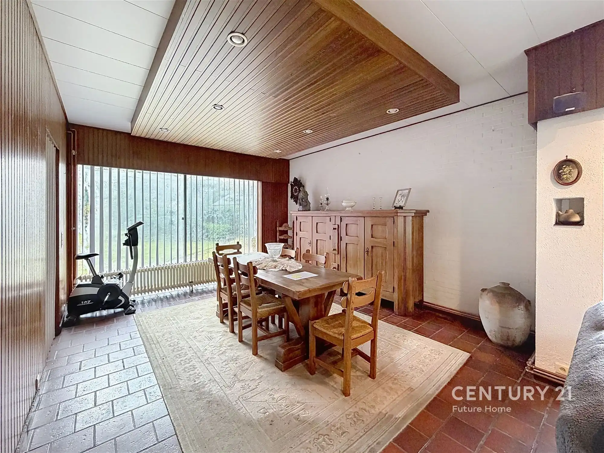 Karaktervolle architecturale woning met veel potentieel foto 8