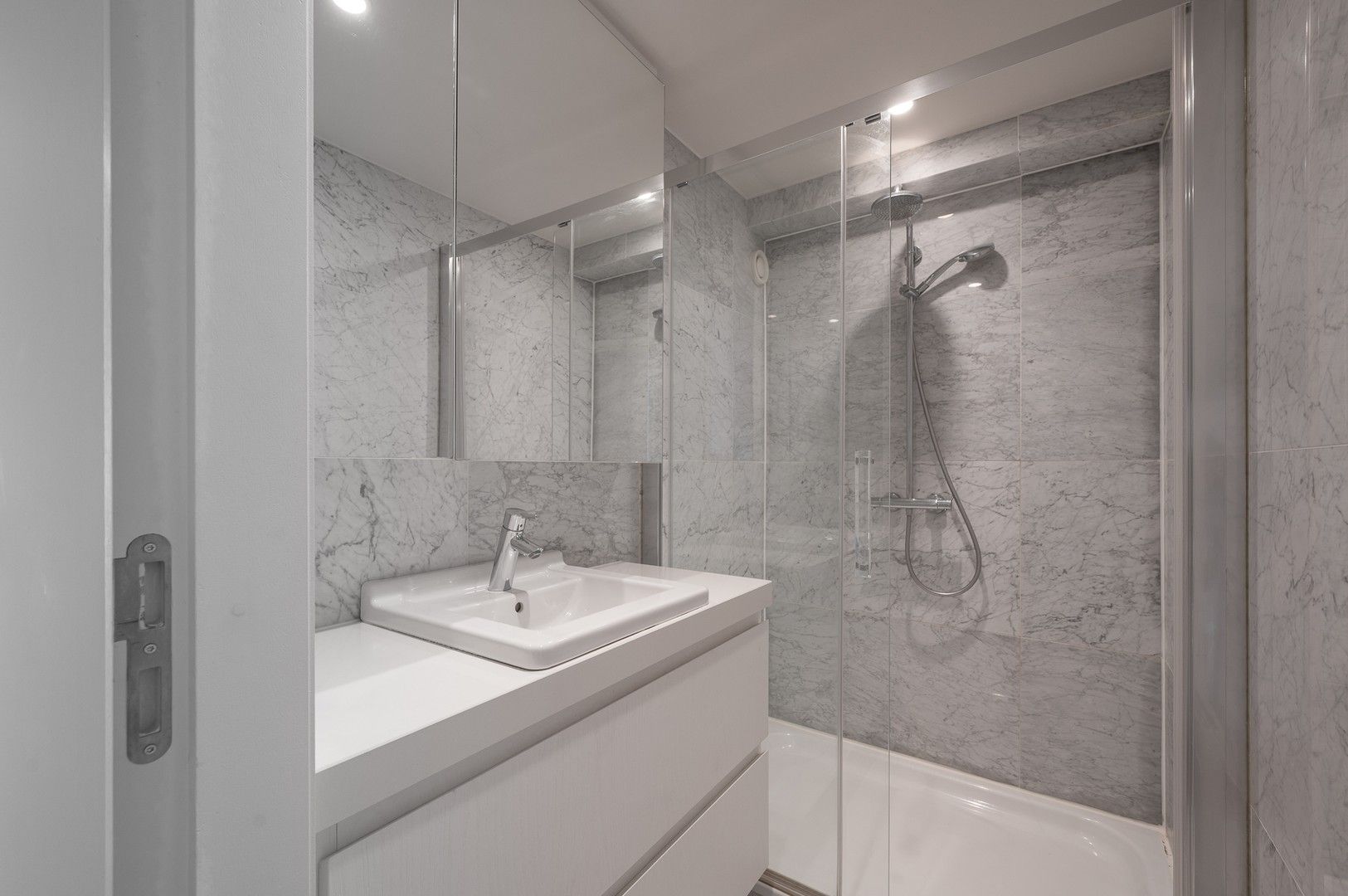 Hedendaags appartement genietend van een open zicht, centraal gelegen op de Kustlaan in het Zoute. foto 9