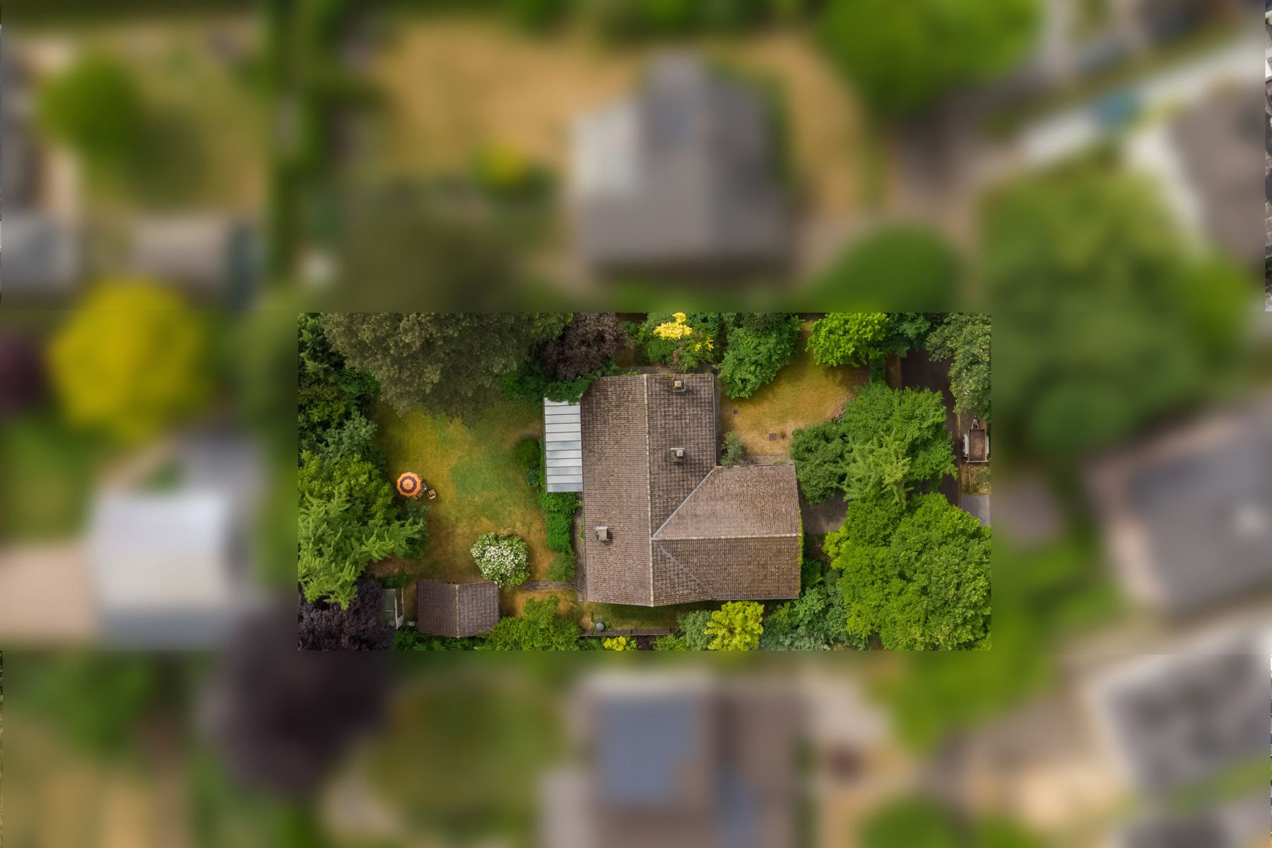 Rustig gelegen laagbouwvilla met 3 slpk en garage foto 2