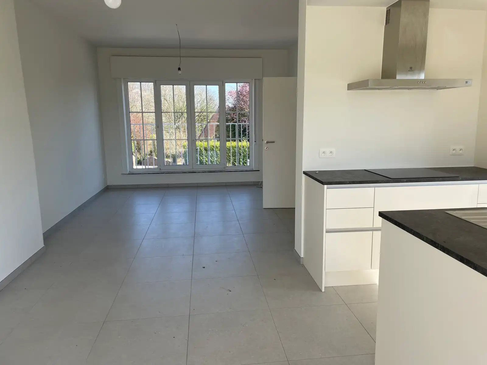 Leemans Immobiliën stelt u deze volledig gerenoveerde woning voor, gelegen op een gegeerde en centrale locatie in Asse. foto 4