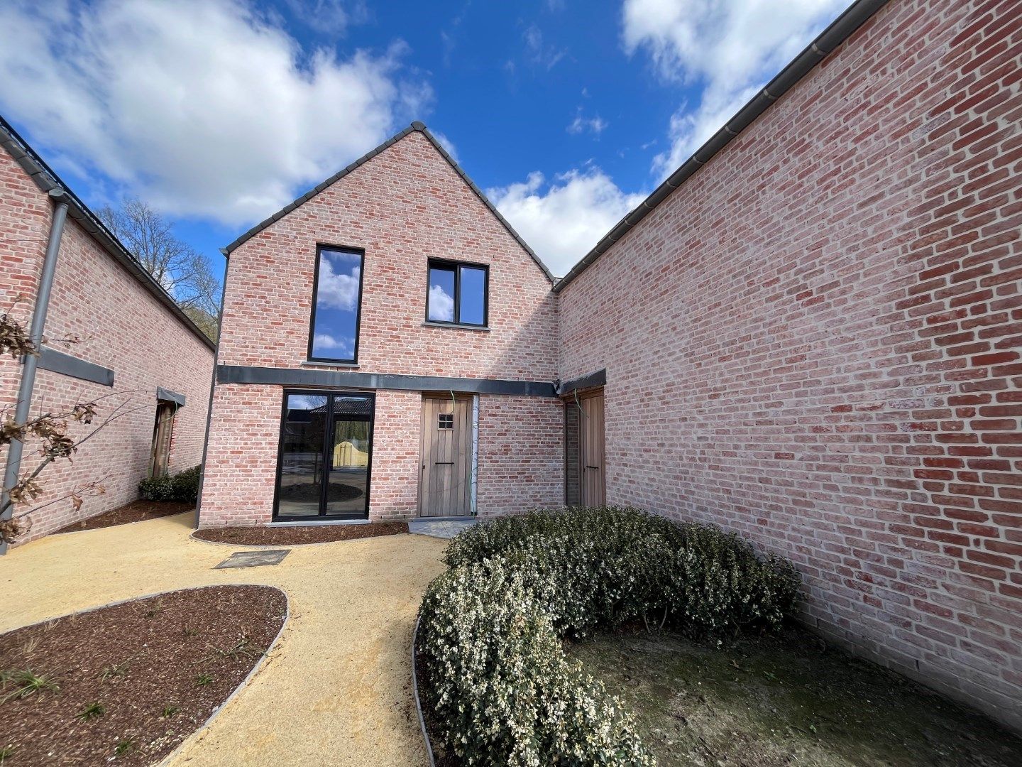 Landelijke nieuwbouwwoning in hartje Dikkelvenne foto {{pictureIndex}}
