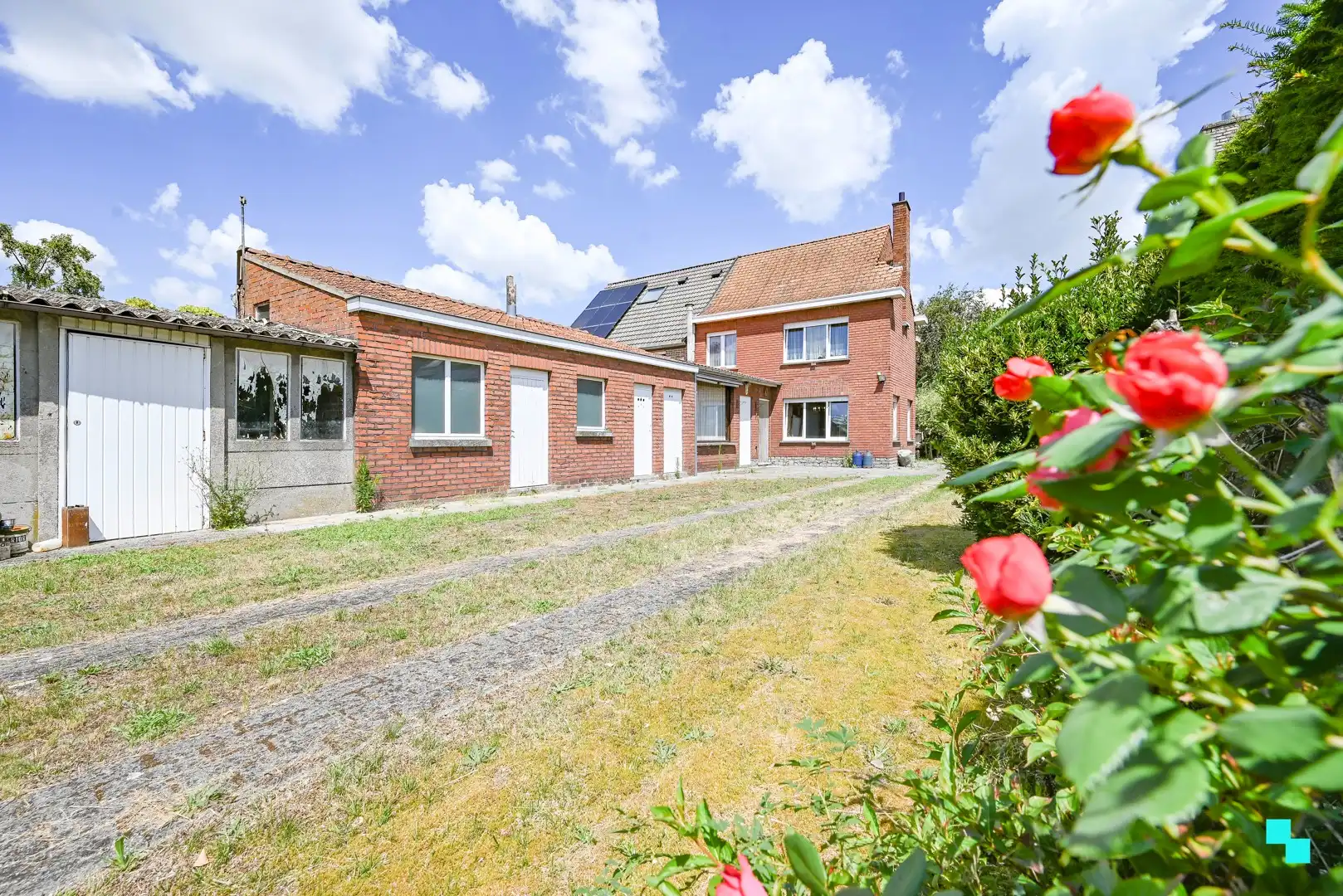 Stevig gebouwde, halfopen bebouwing met tuin in Zulte foto 12