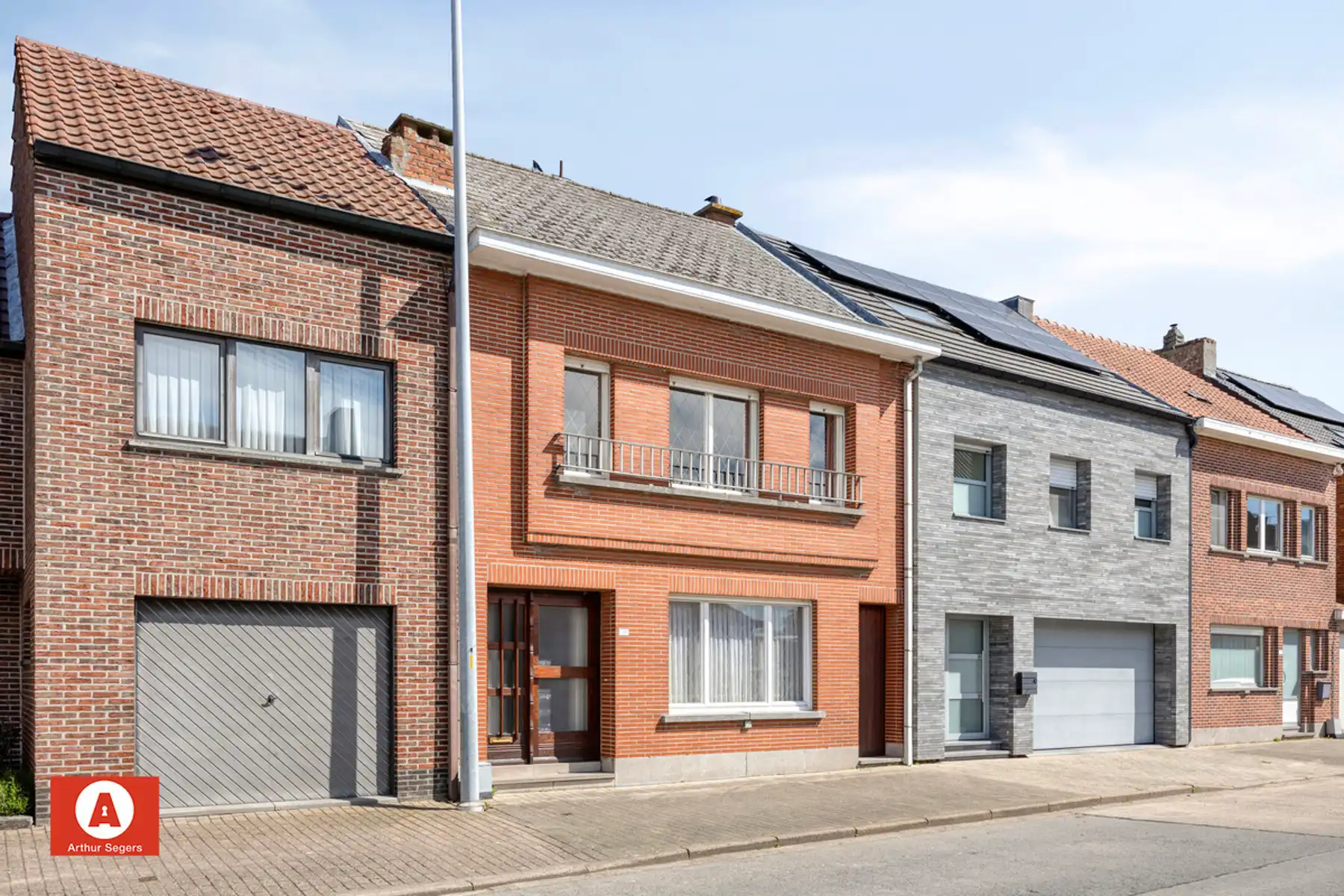 Solide te renoveren burgerwoning mét doorgang in Opstal foto 2