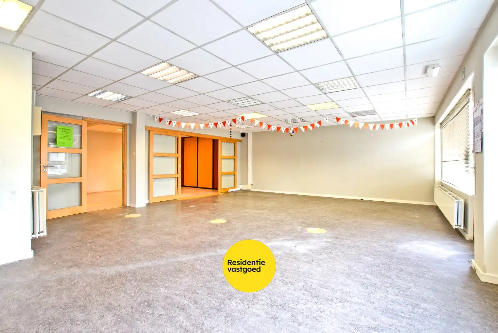 Centraal gelegen handelsruimte (148 m²) in centrum Diksmuide! foto 3