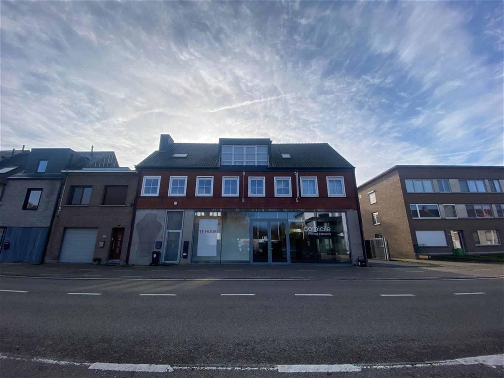 Multifuntioneel commercieel pand met parking  foto 3