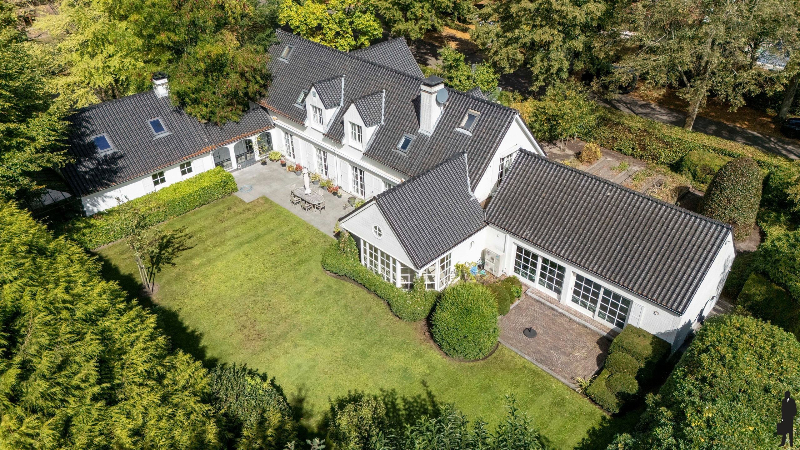 Villa met binnenzwembad op toplocatie nabij centrum Schilde foto {{pictureIndex}}