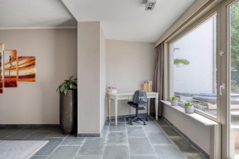 Karaktervolle woning met grote tuin en achteruitweg foto 13