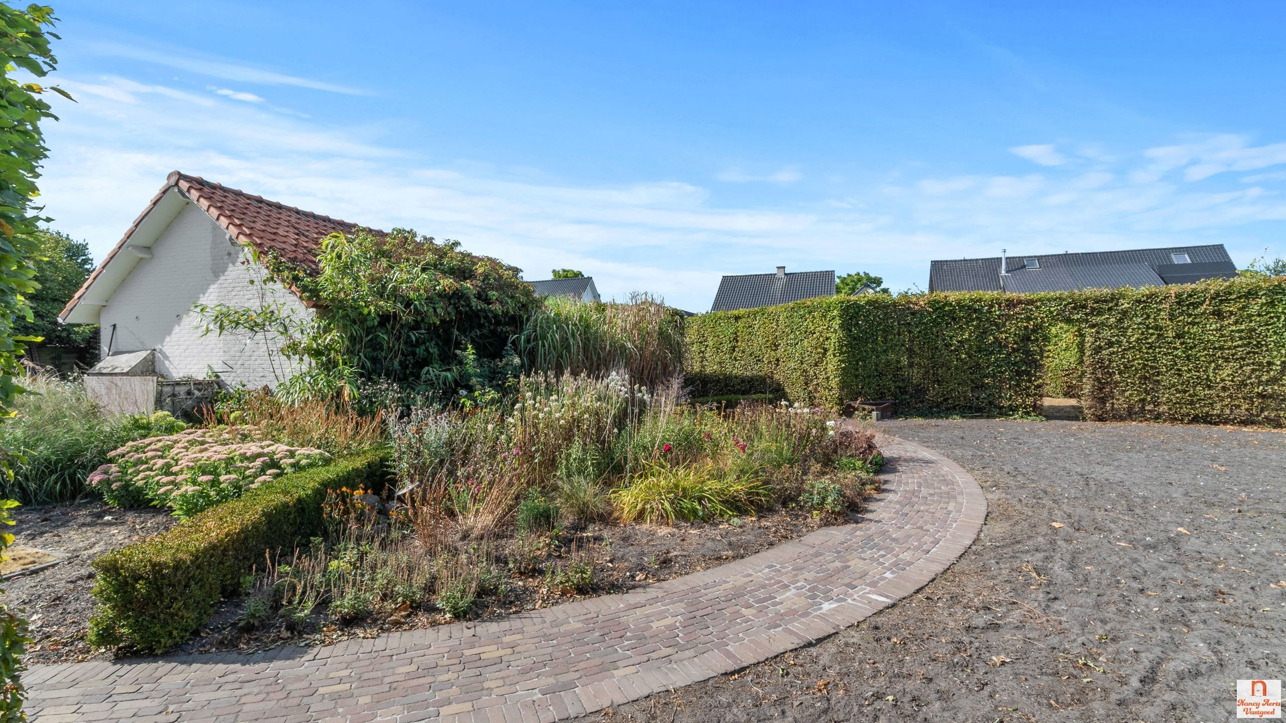 Instapklare woning met uitzonderlijk grote tuin met vijver foto 36