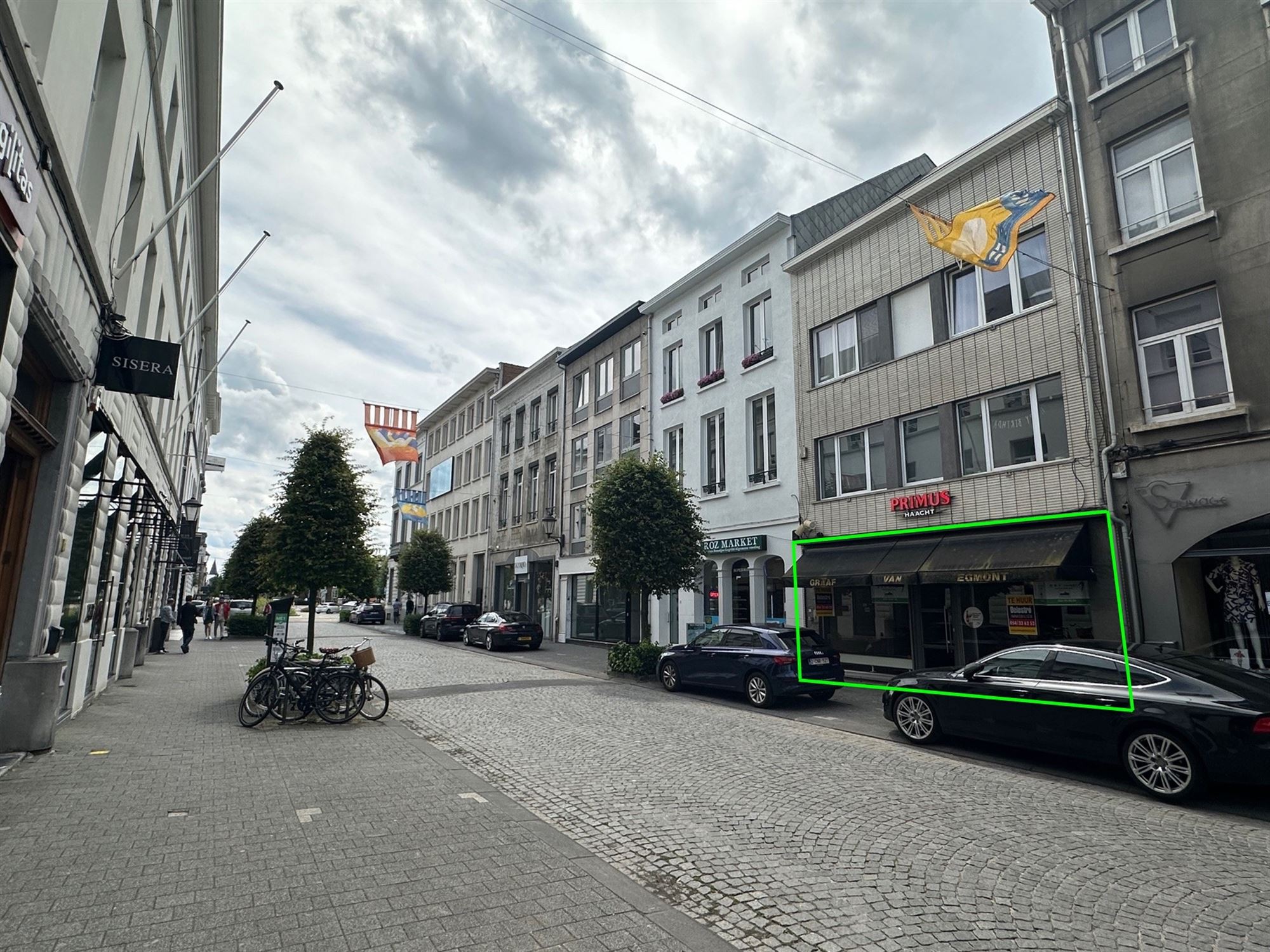 Handelsgelijkvloers 110m² in het hart van Mechelen. foto {{pictureIndex}}