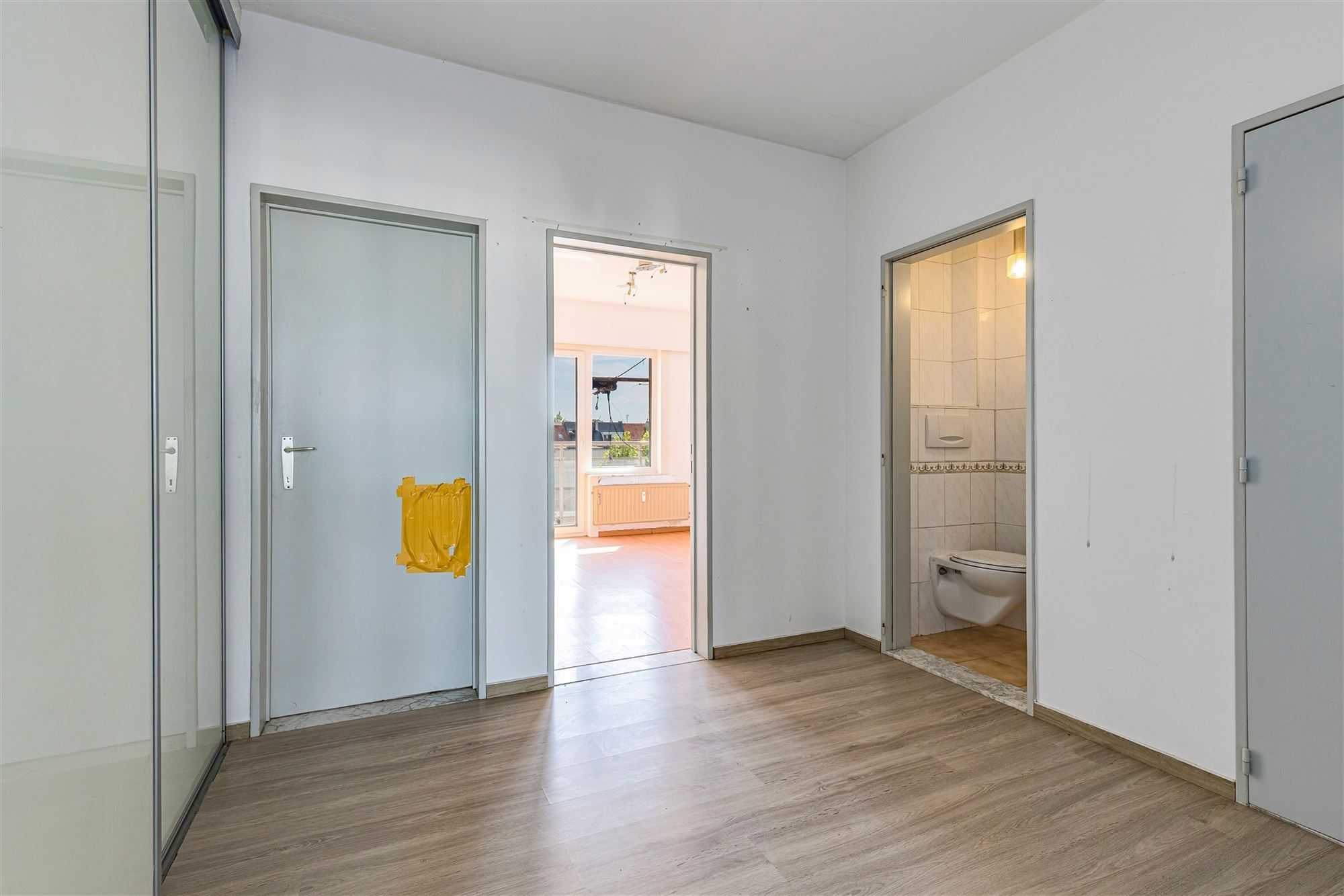 Ruim op te frissen 2 slk appartement met terras foto 11