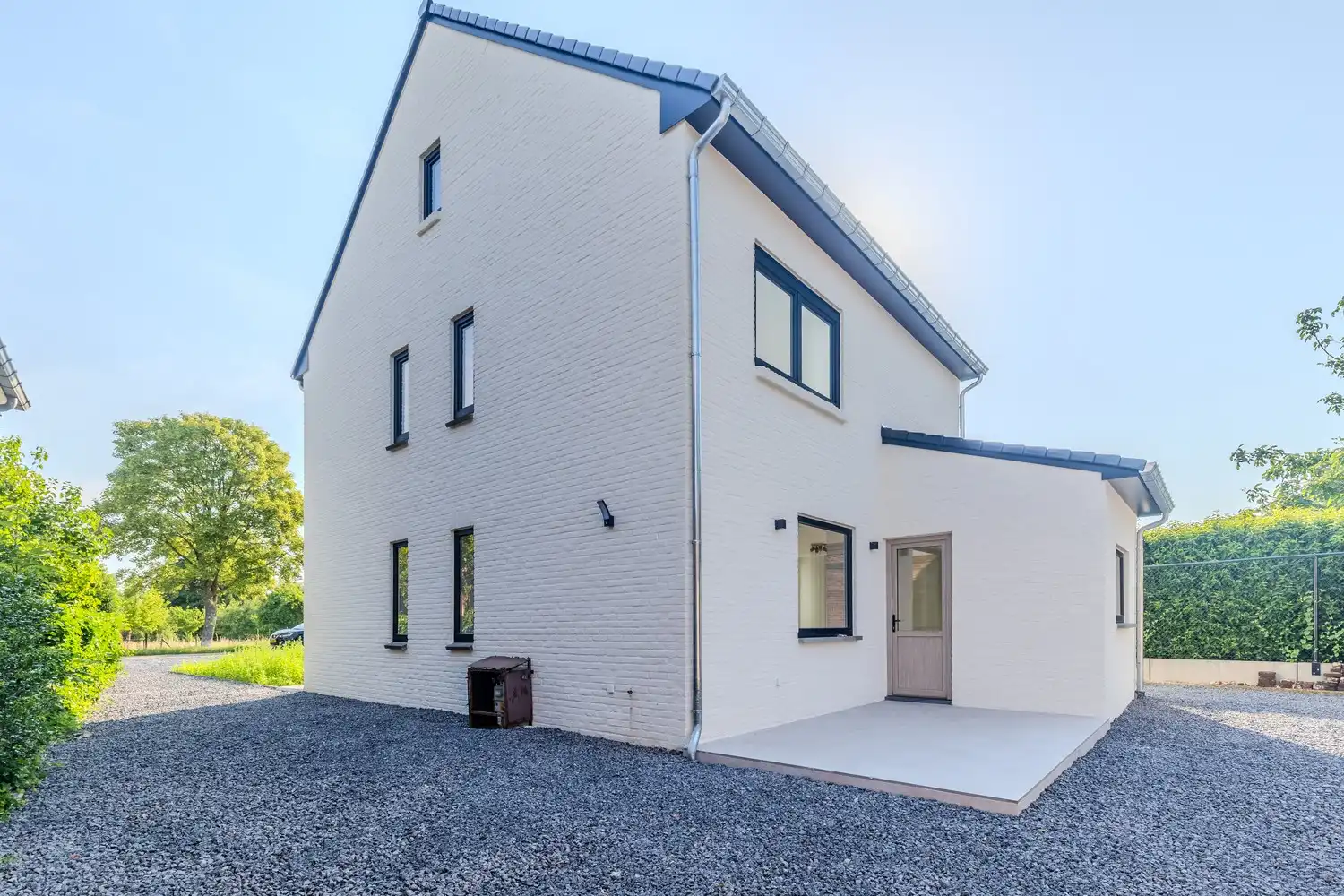 Volledig gerenoveerde huurwoning met drie slaapkamers en ruime tuin op toplocatie in Rekem foto 33