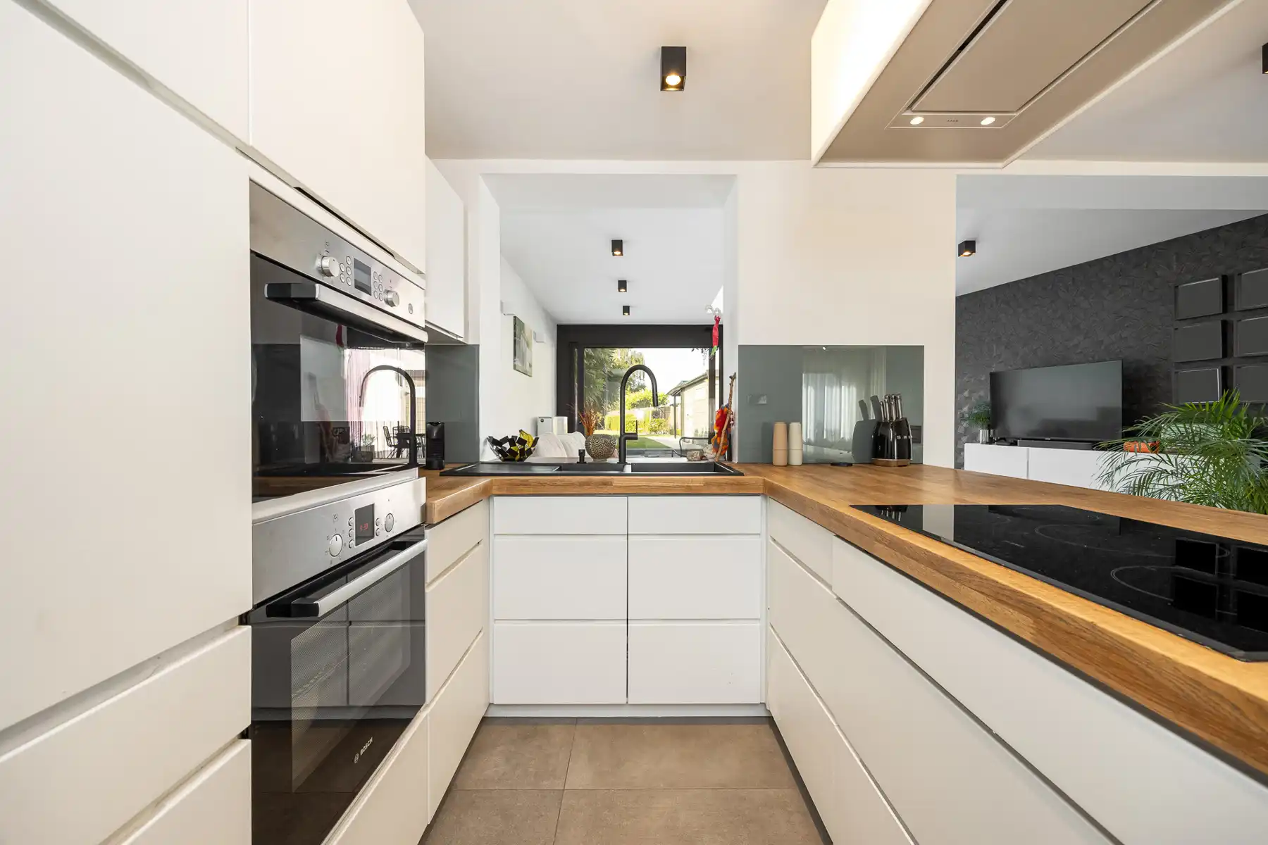 Instapklare woning met 3 slaapkamers en grote tuin foto 12