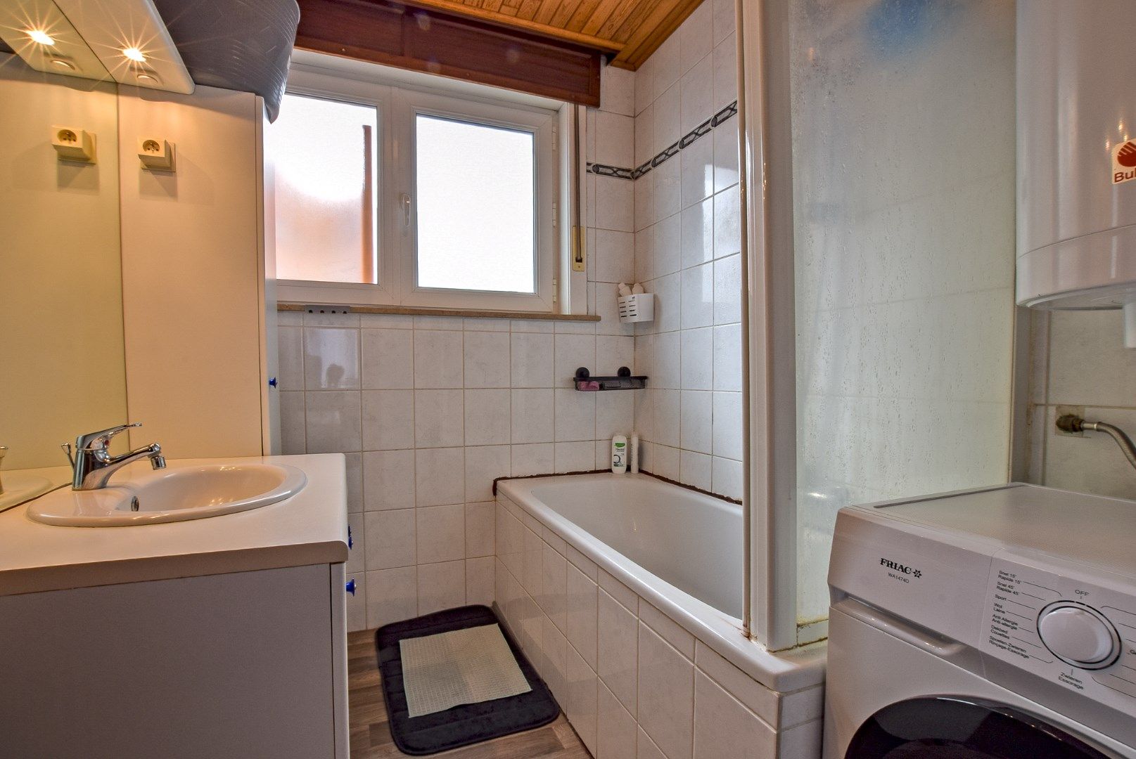 Ruime woning momenteel opgedeeld in 2 appartementen met inpandige garage en tuin op 240m². foto 14