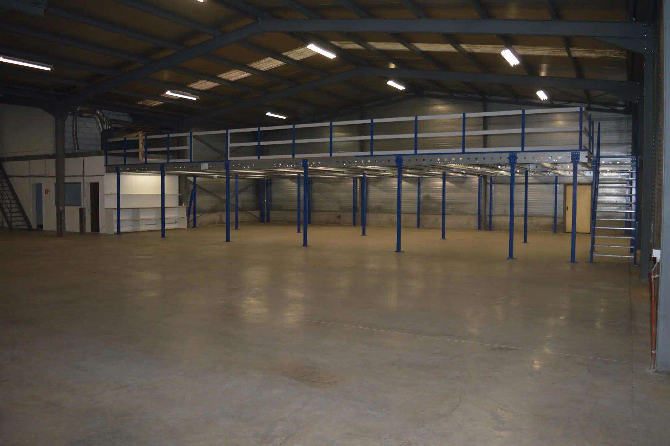 Aartselaar: Magazijn met kantoor te huur foto 11