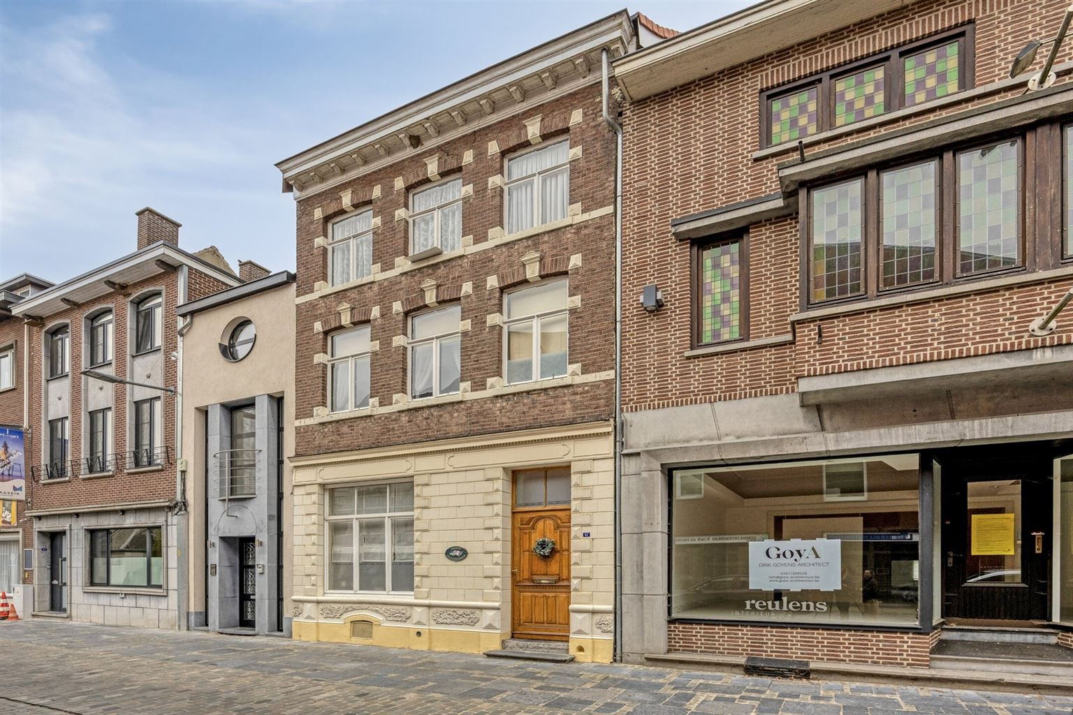 Prachtige karaktervolle stadswoning voorzien van 6 slaapkamers, ruime buitenkoer en vrijstaande garage in het centrum van Maaseik.  foto 38