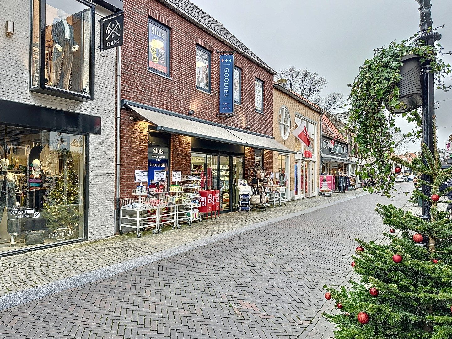Fris pand met breed front aan de Nieuwstraat foto {{pictureIndex}}