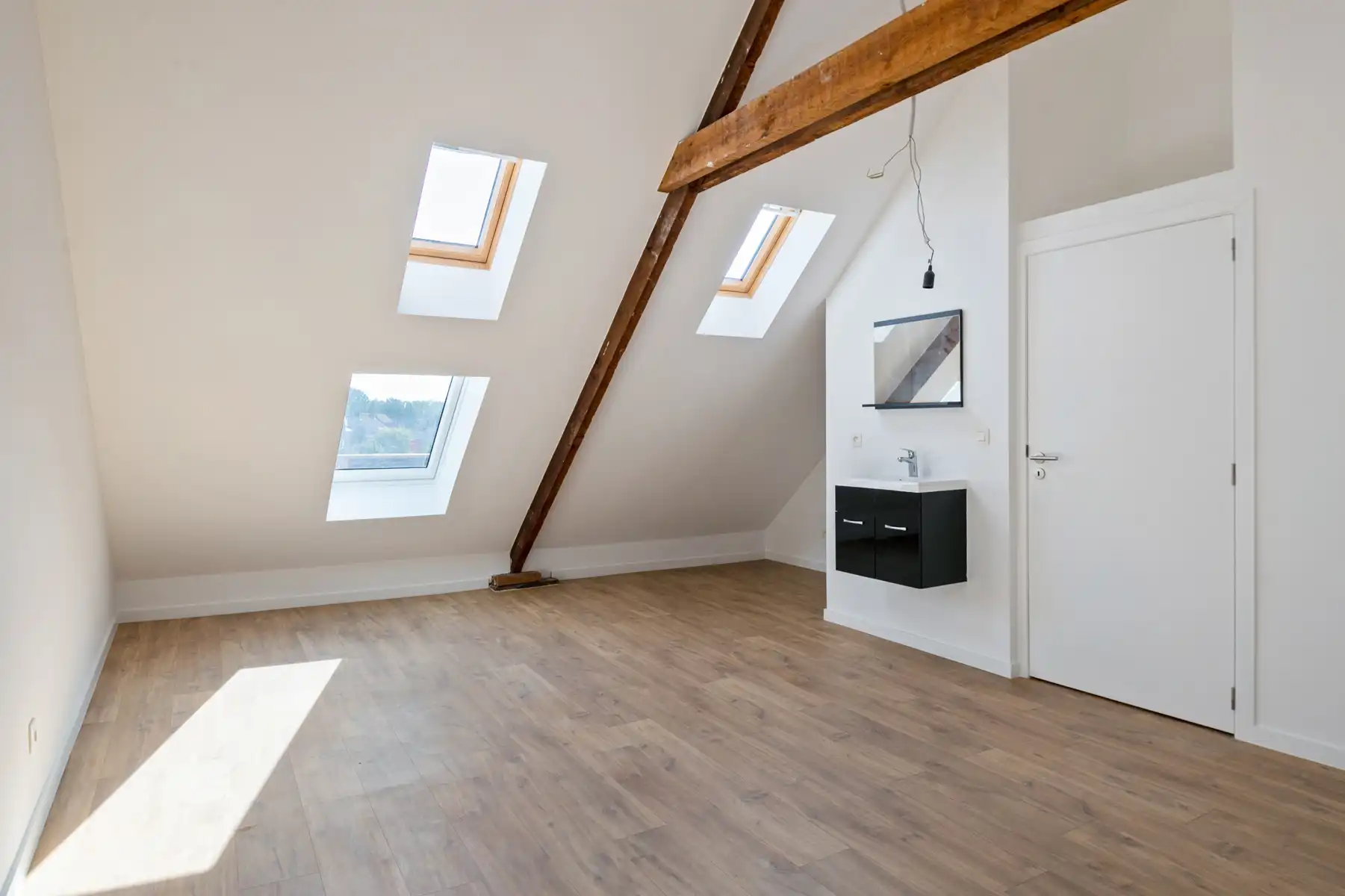 Instapklaar 2slpk-duplexappartement met 2 badkamers, terras en tuin! foto 10