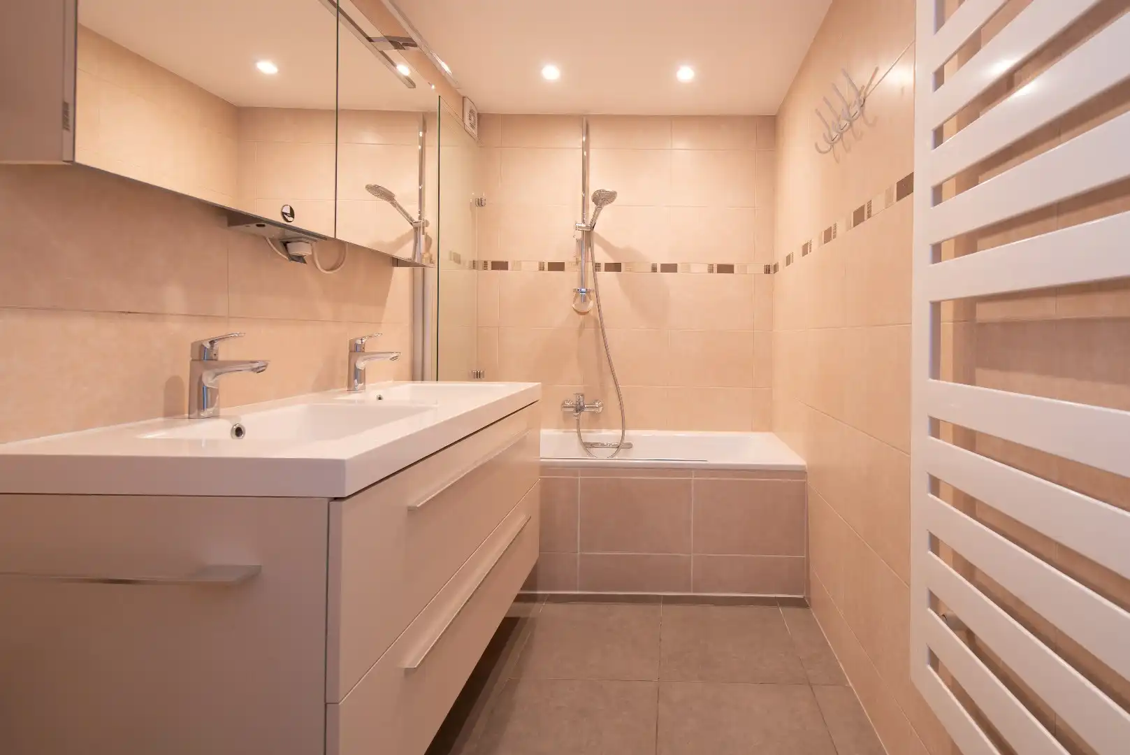 Lichtrijk doorloopappartement op het 5de verdiep foto 8