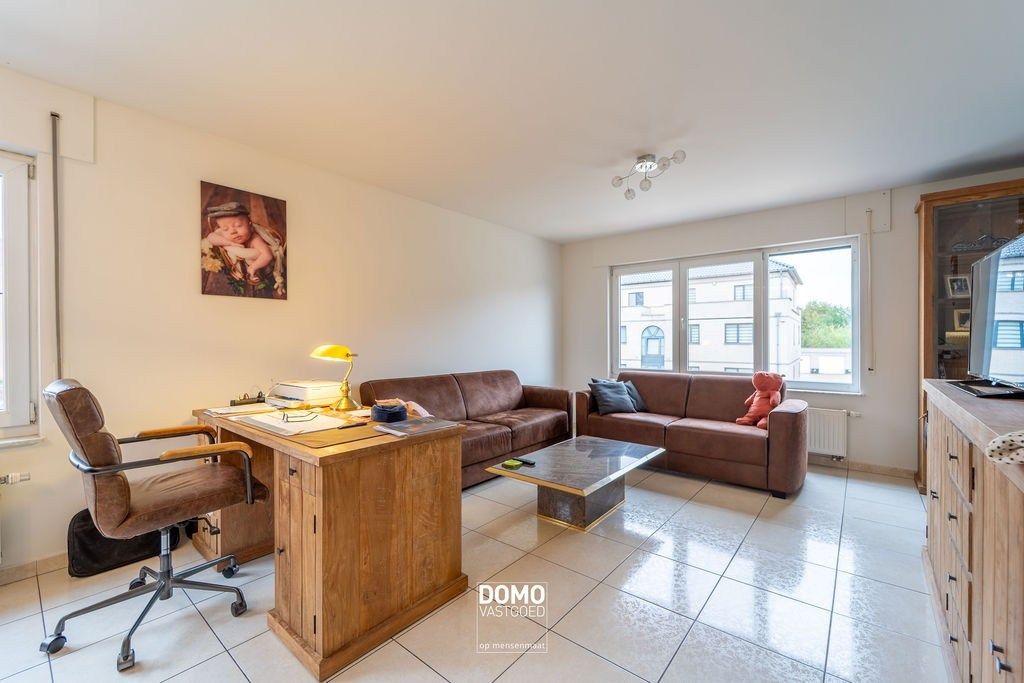 INSTAPKLAAR DUPLEXAPPARTEMENT MET TERRAS EN AUTOSTANDPLAATS IN HEUSDEN-ZOLDER foto {{pictureIndex}}