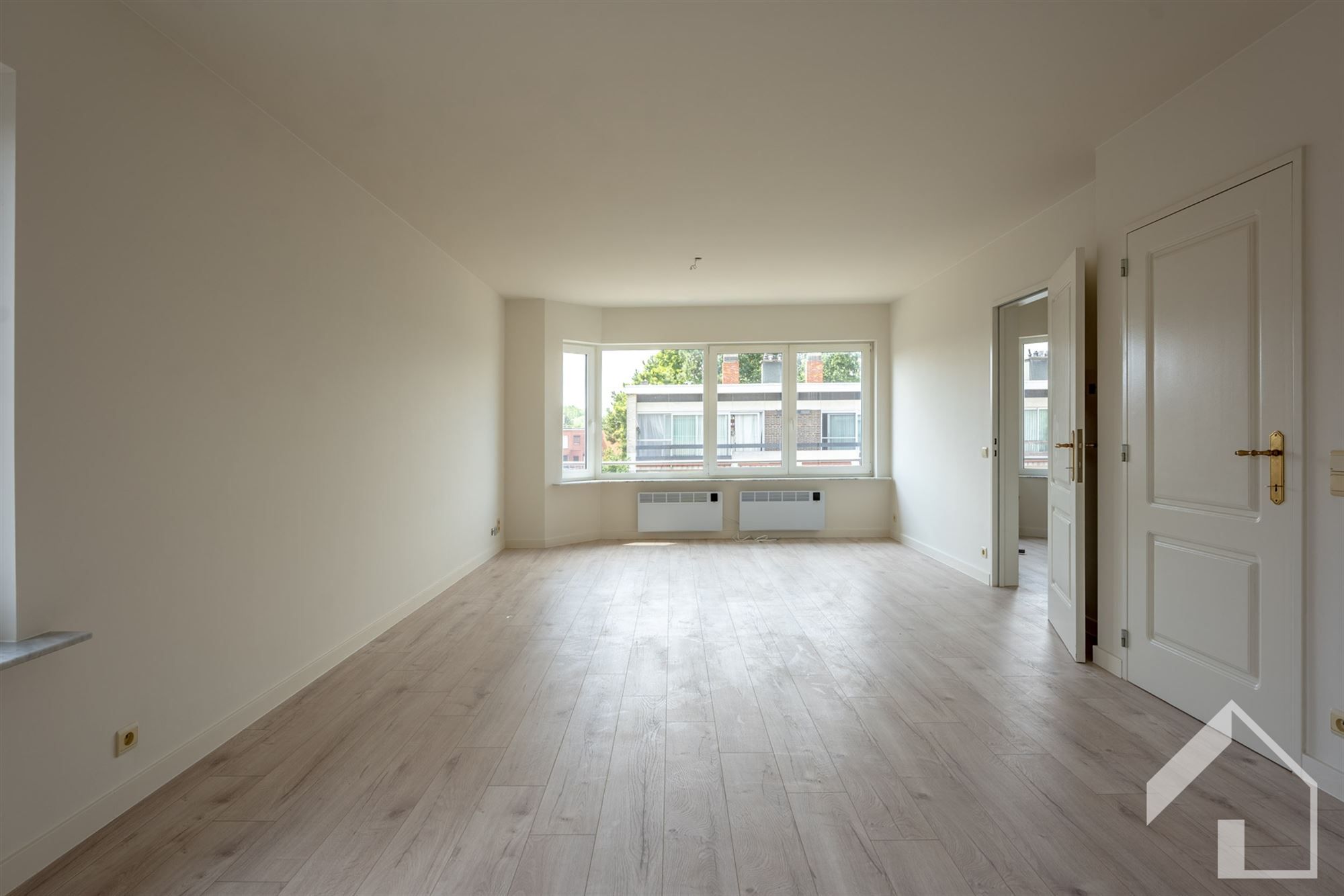 Gerenoveerd 2-slaapkamerappartement met garage foto 4