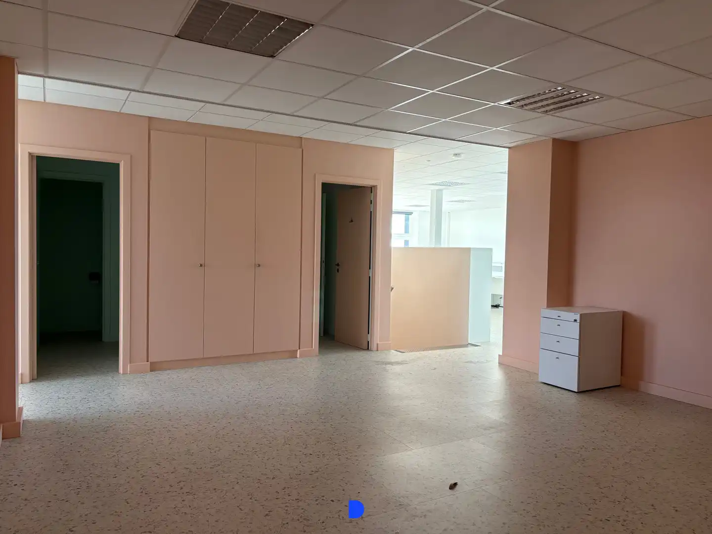 Bedrijfsgebouw op uitstekende zichtlocatie langs de Ring (R32) te Roeselare. foto 8