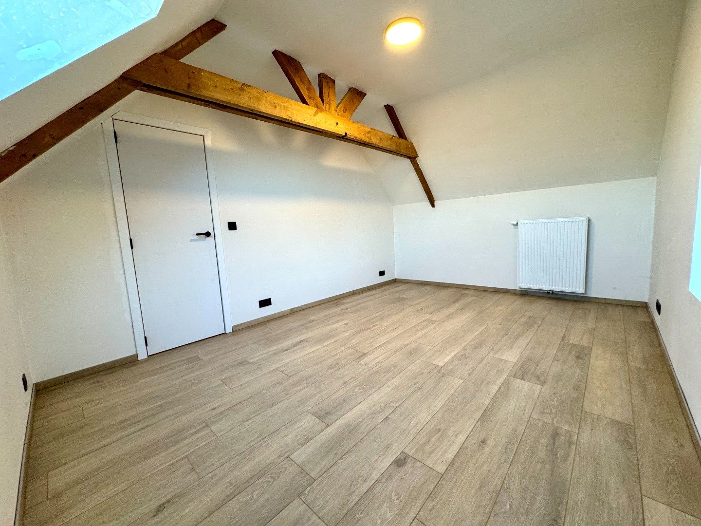 GERENOVEERDE HALFOPEN WONING MET 3 SLPKS, 2 BADKAMERS, TUIN EN GARAGE foto 21