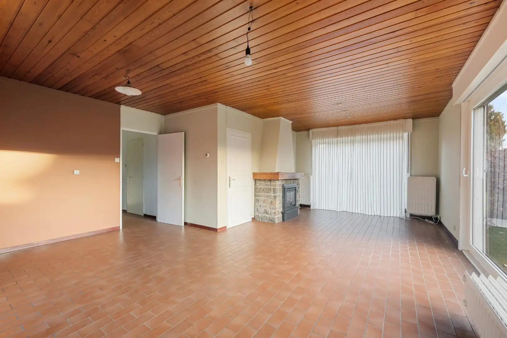 Gelijkvloerse woning met 3 slaapkamers, ruime garage en tuin. foto 3