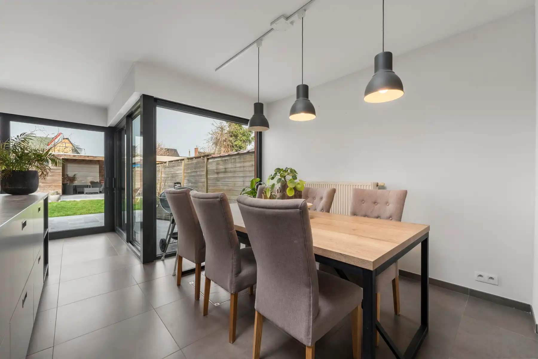 Gerenoveerde woning met 4 slaapkamers en 2 badkamers foto 9