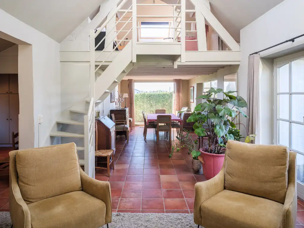 Karaktervolle hoeve met 5 slaapkamers en 4 badkamers, discreet gelegen op de tweede bouwlijn in een groene omgeving. foto 5