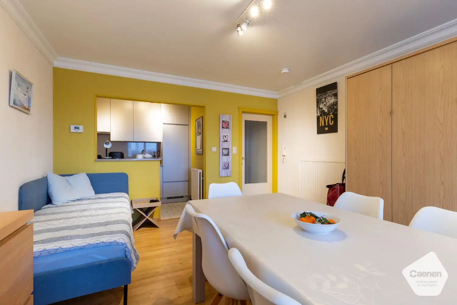 Instapklare gemeubelde studio met prachtig zicht over het stationsplein foto 6