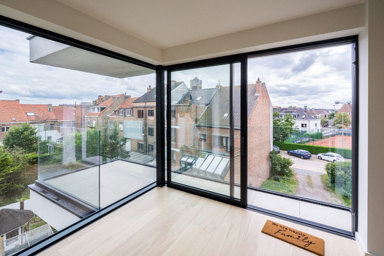 Vernieuwbouw – Luxueus appartement in een standingvol gebouw met glorieuze gevel op een boogscheut van het strand te Mariakerke! foto 1