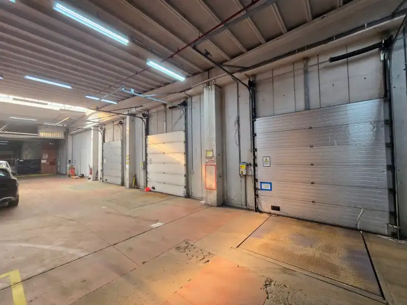 Magazijn met kantoren te huur foto 5