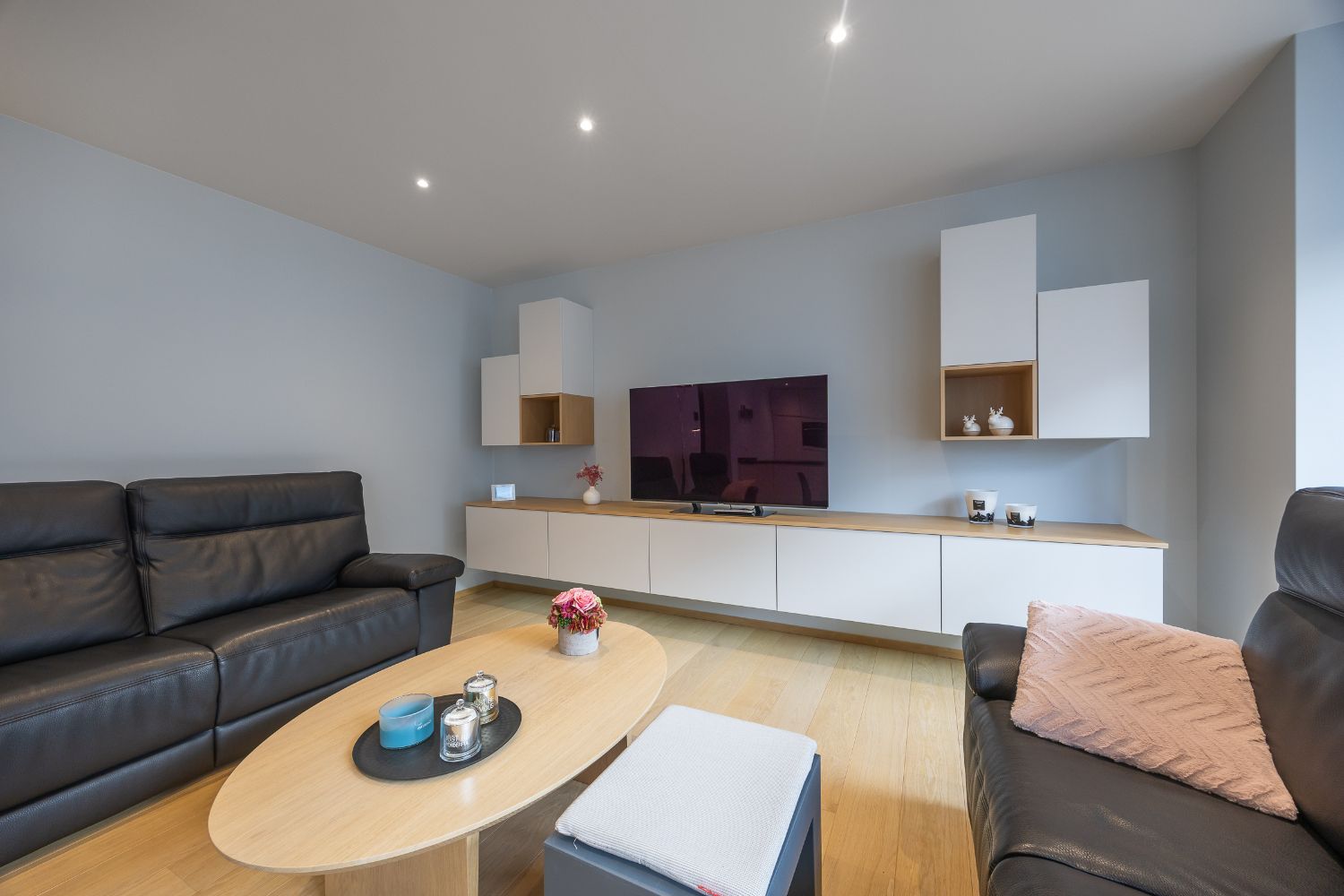 Gerenoveerd 2-slaapkamer appartement met inpandige garage in hartje Oostende foto 7