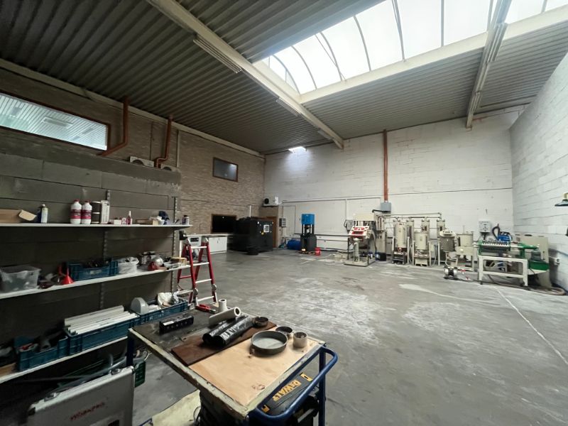 Magazijn met kantoor op zichtlocatie te koop foto 3