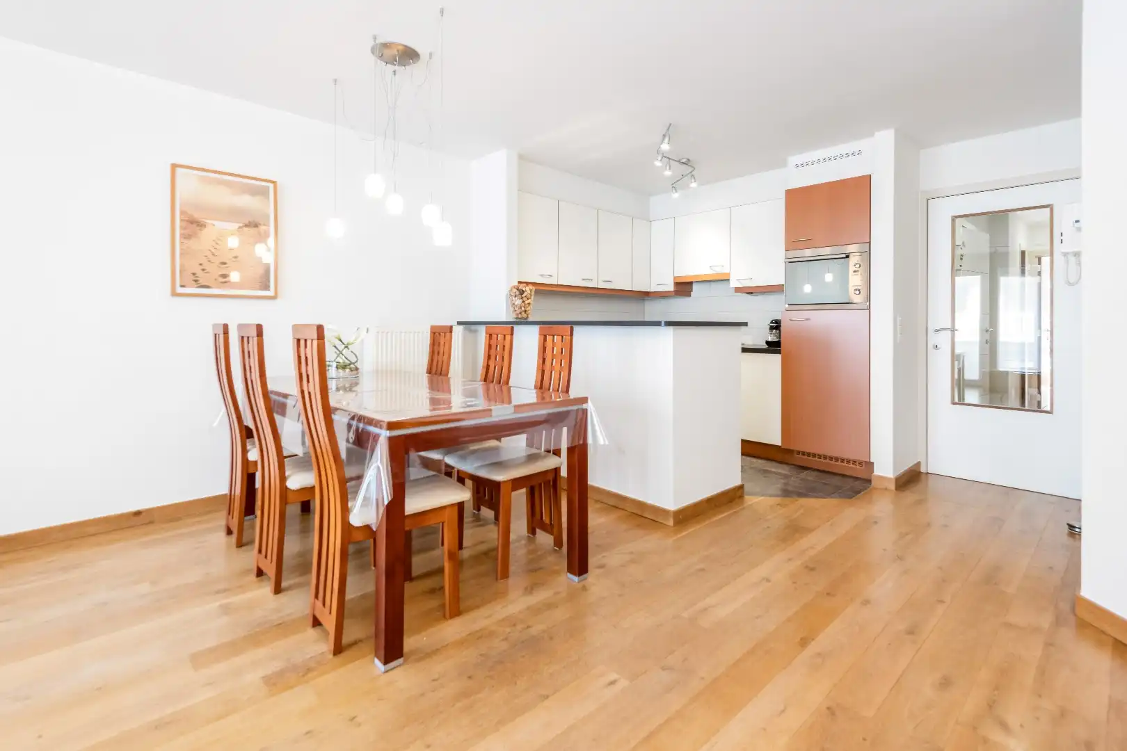 Aangenaam appartement gelegen op de Van Bunnenlaan vlakbij het strand. Ruime, inpandige parking te koop foto 4