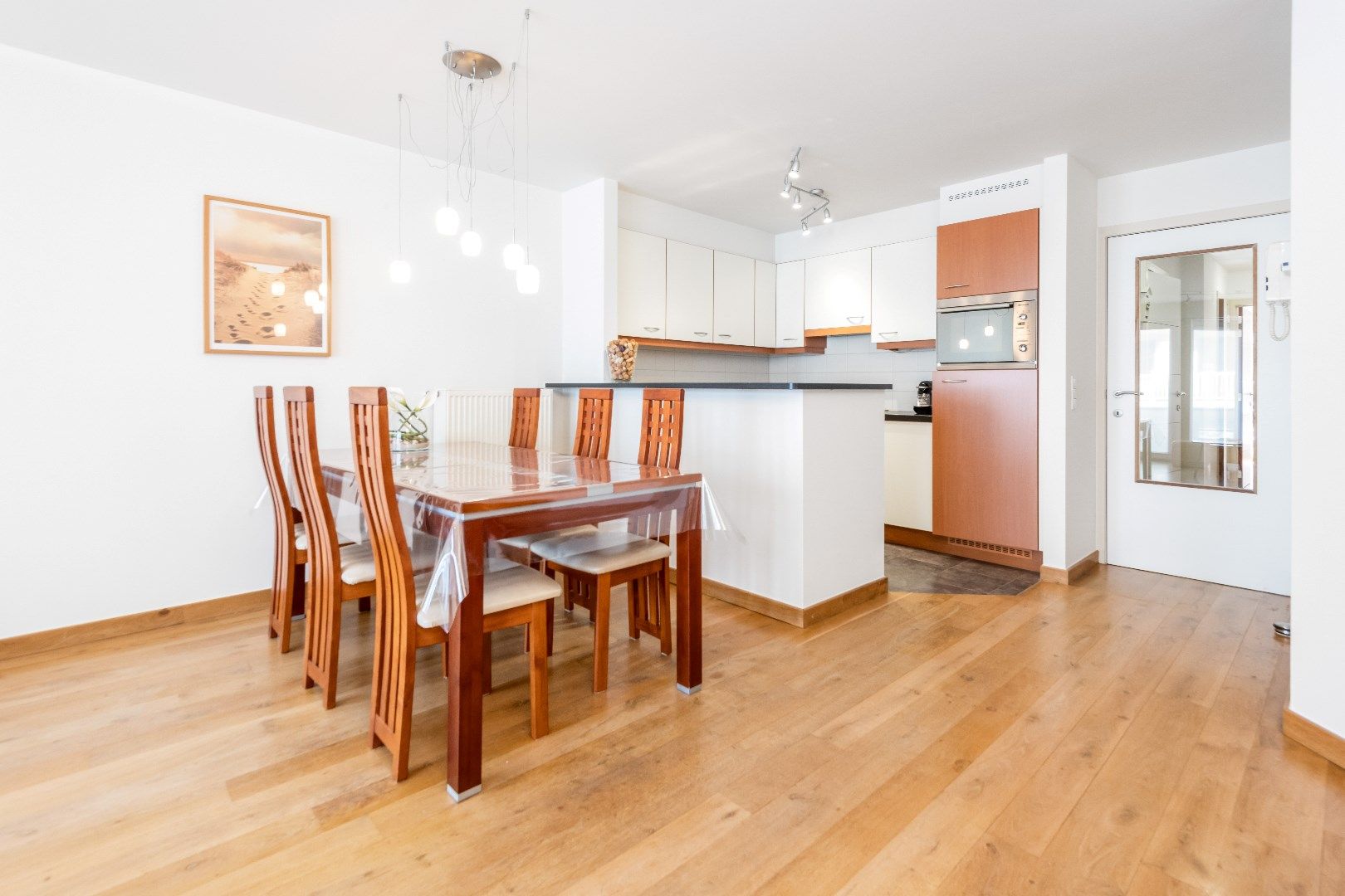 Aangenaam appartement gelegen op de Van Bunnenlaan vlakbij het strand. Ruime, inpandige parking te koop foto 4