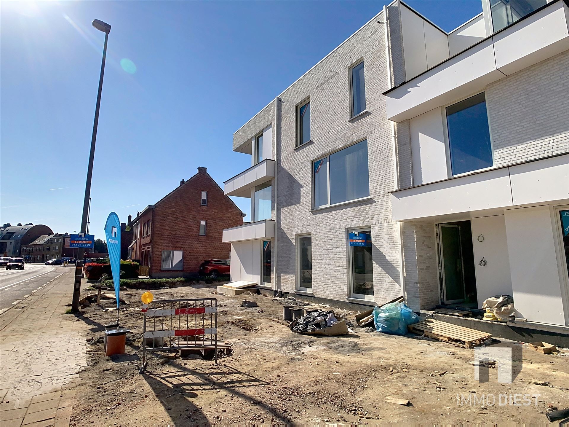 Gelijkvloers appartement met terras en tuintje foto 12