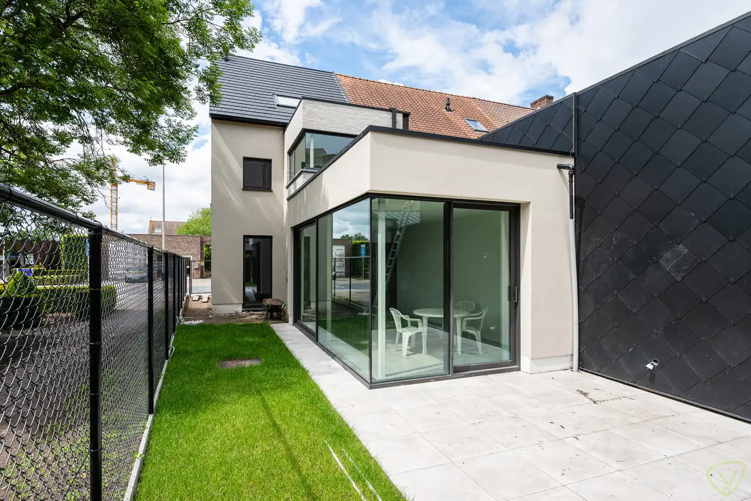 Moderne nieuwbouwwoning met tuin en zonnig terras in groene omgeving foto 3