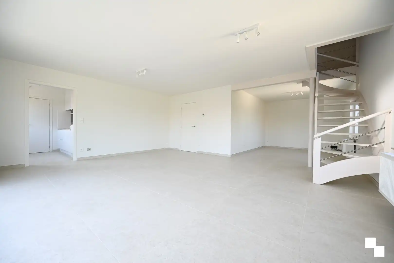 Stijlvol en energiezuinig gerenoveerd duplexappartement in kleinschalige residentie te Emelgem, Izegem foto 5