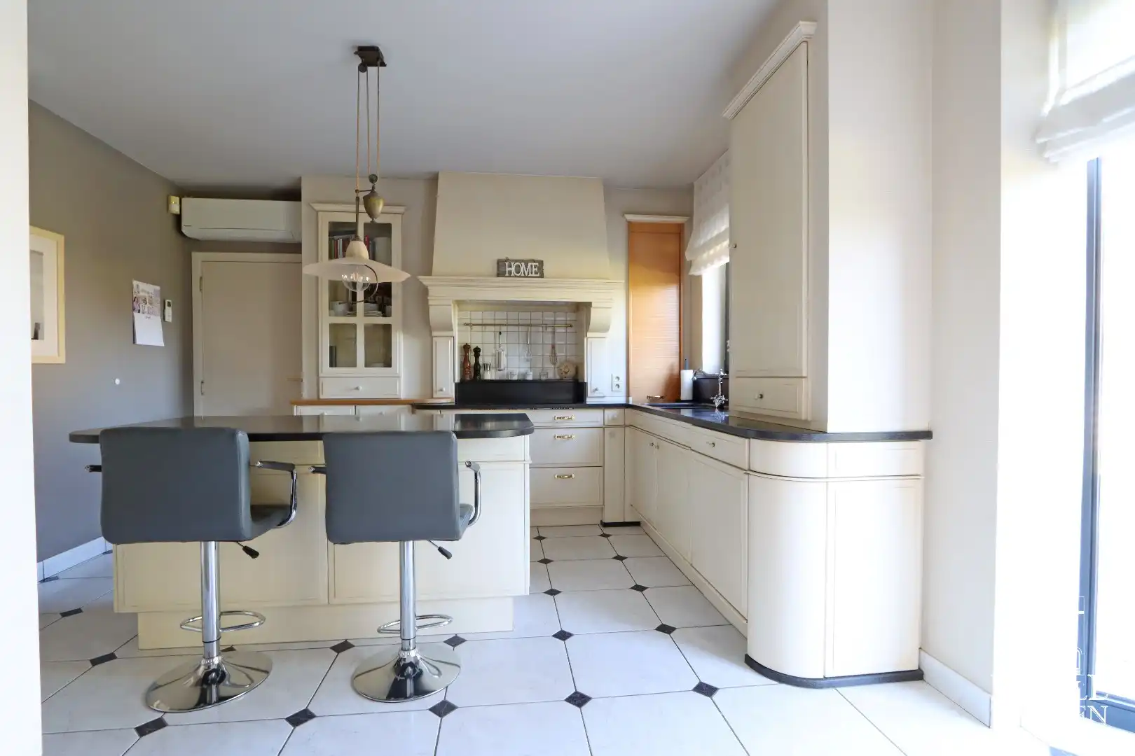 Instapklare woning met ruimte voor praktijk en mooie ingesloten tuin in Bree centrum foto 20