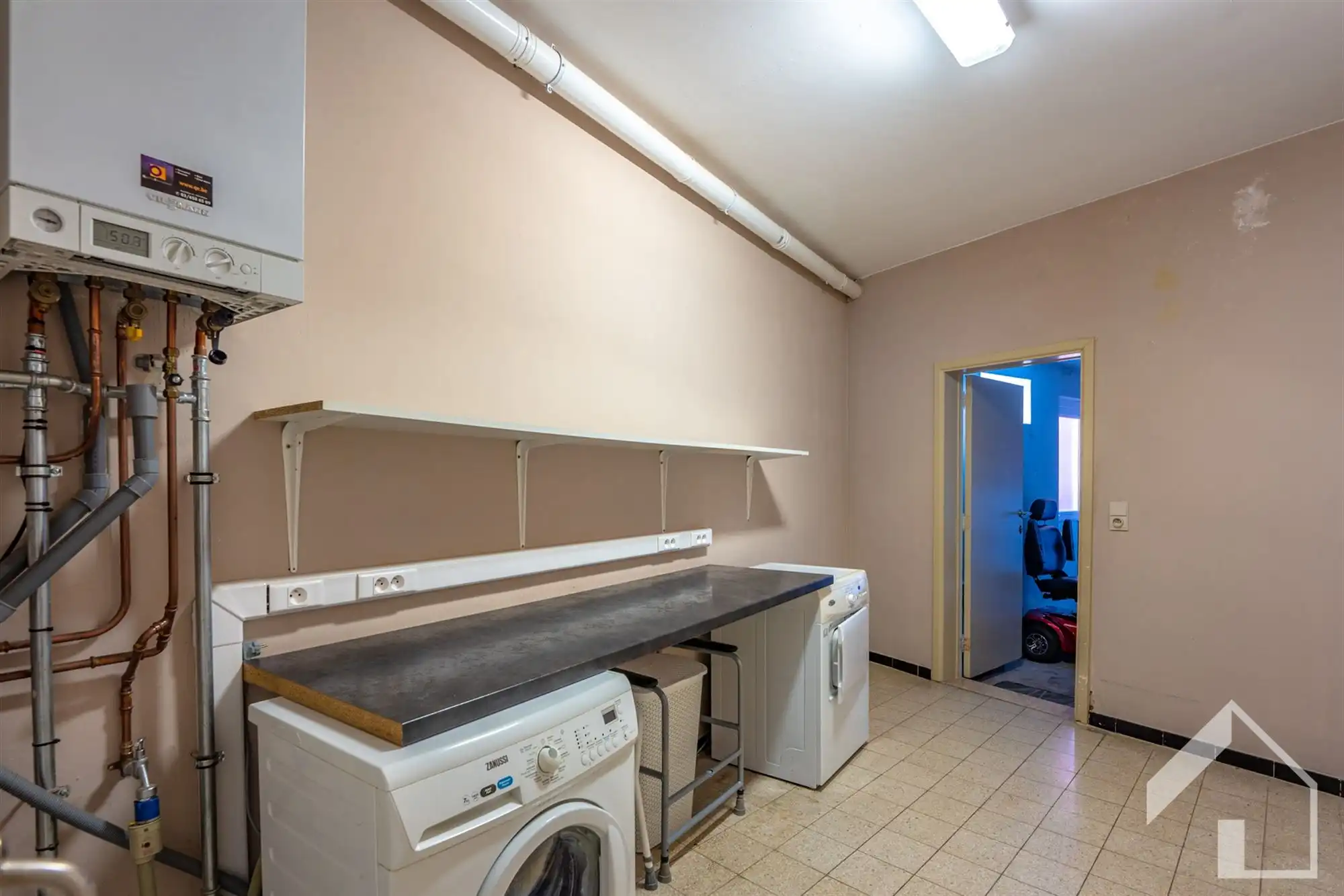 Ruim gelijkvloers appartement met garage en oprit foto 13