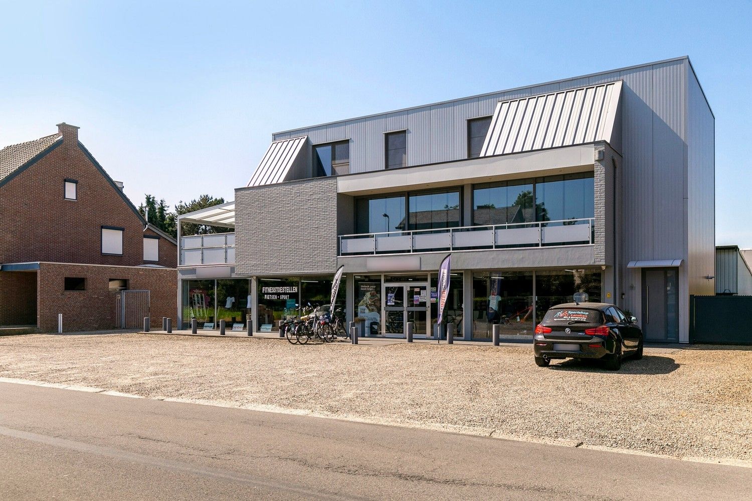 Handelsruimte met luxe duplex-appartement en verhuurde loodsen op het industrieterrein in Lanaken foto 2