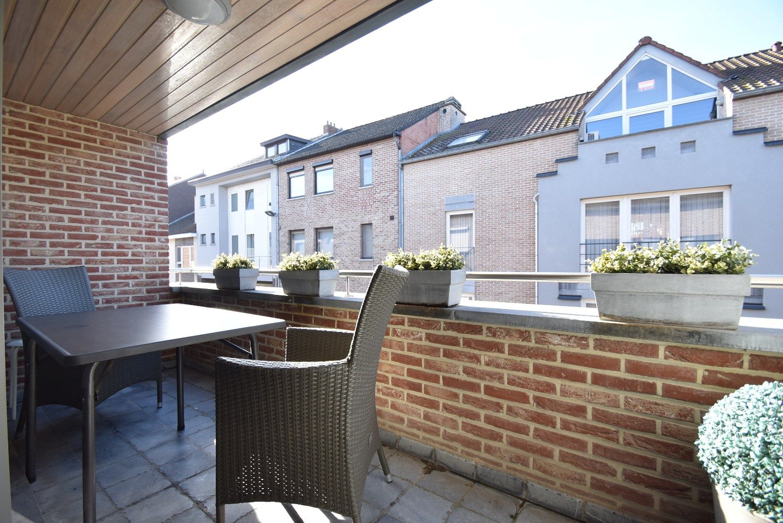 Zeer nette en ruime stadswoning/duplex-appartement met inpandige garage in hartje Bilzen foto 3