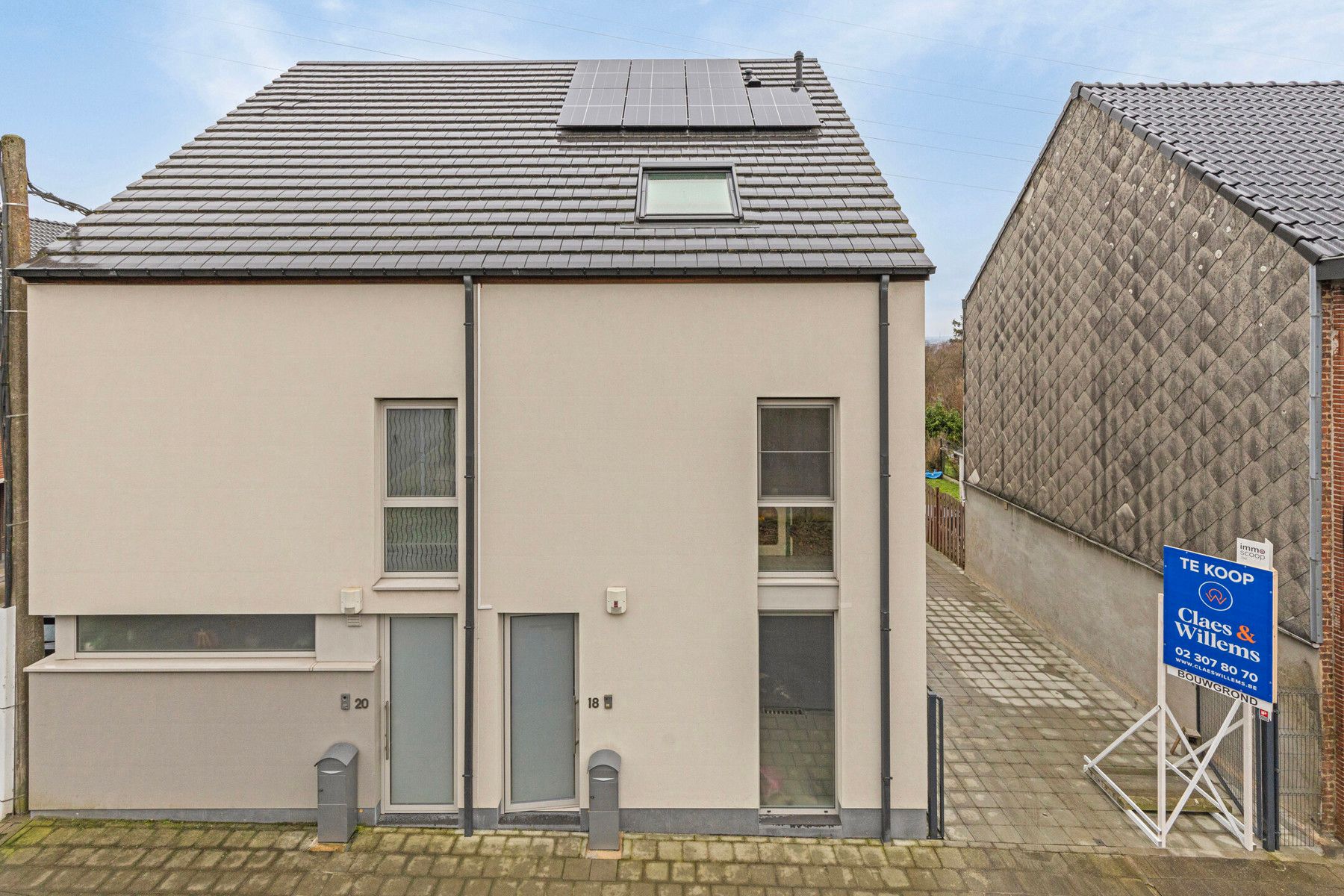 Gezinswoning met 4 slaapkamers, tuin en garage in Halle foto {{pictureIndex}}