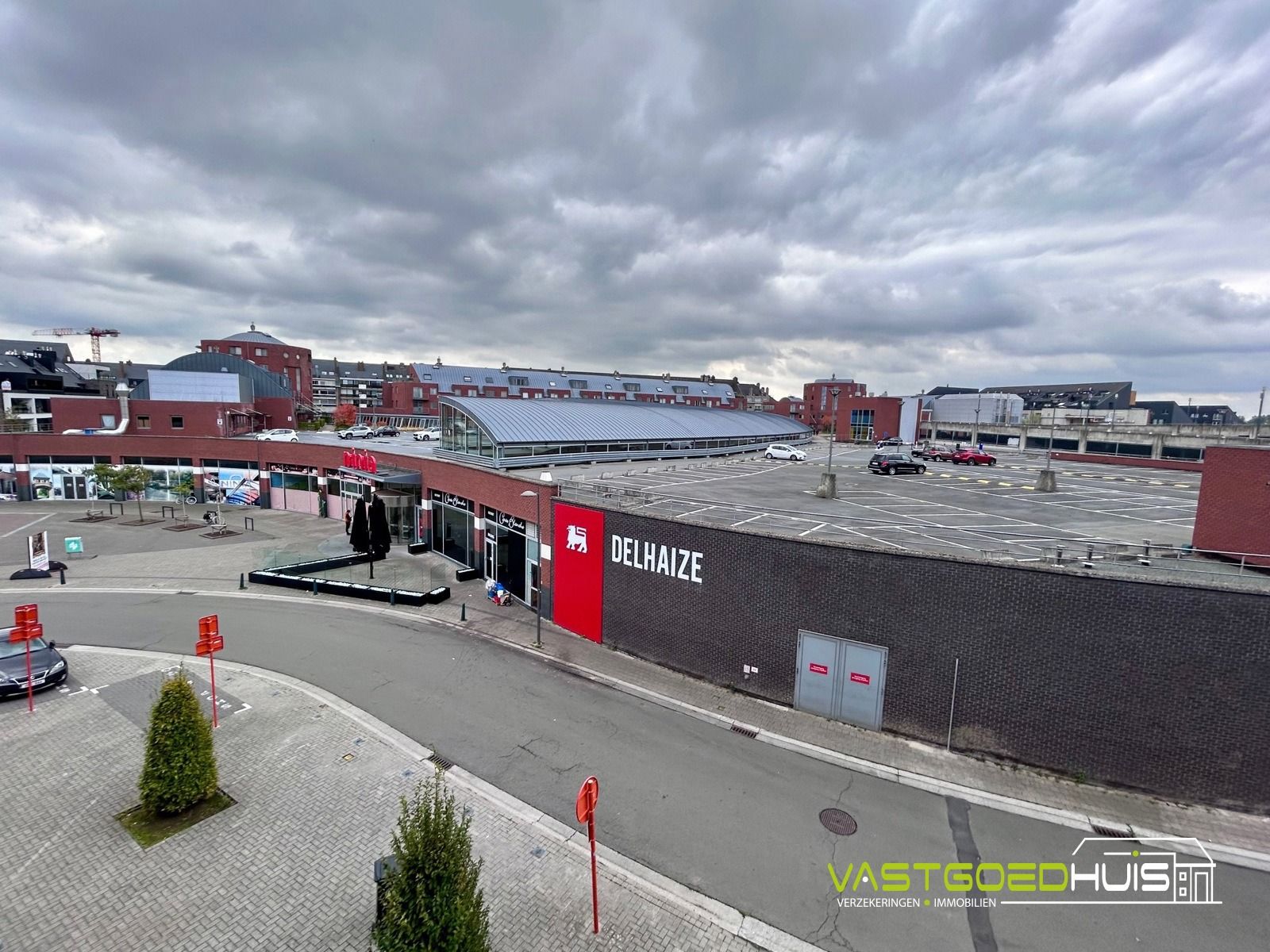 Instapklaar tweeslaapkamerappartement met terras en garage foto 19