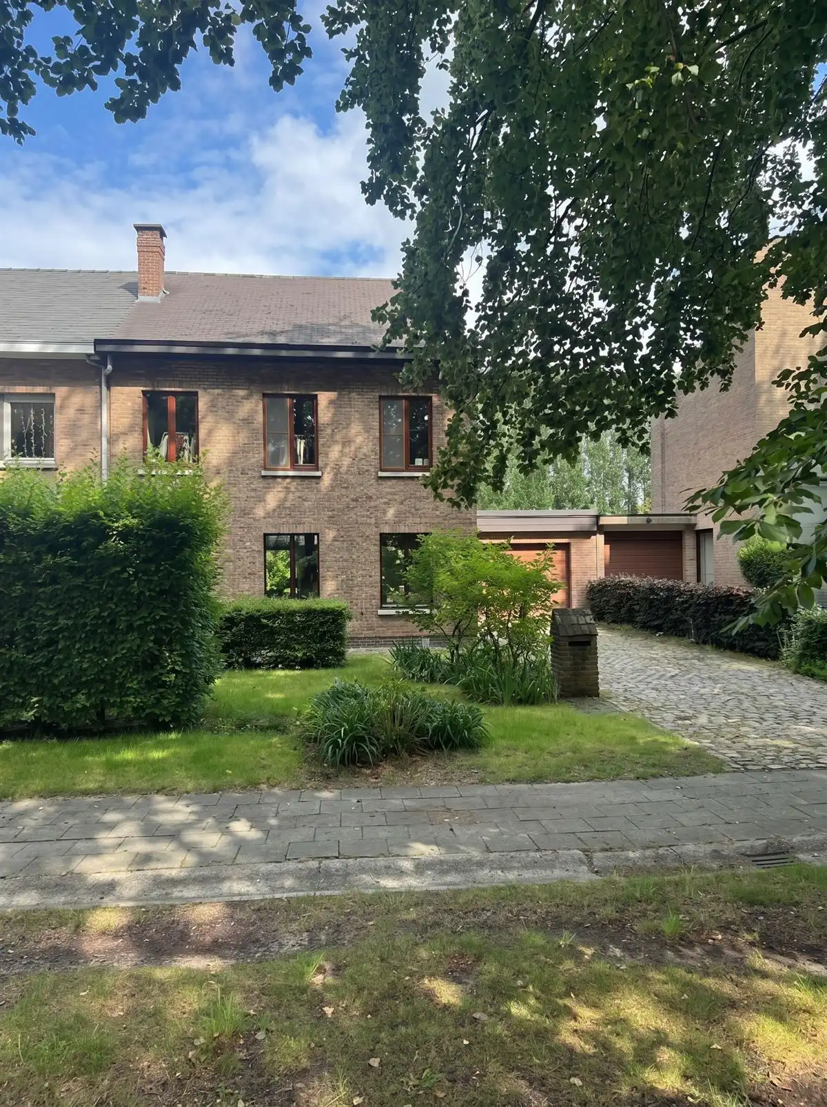 Ruime gezinswoning met grote tuin in groene omgeving foto 3